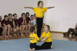 Dziewczyny z drużyny akrobatycznej z Mrowli