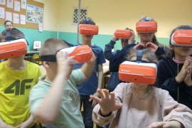 Uczniowie w okularach VR