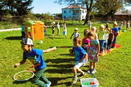 Bawiące się dzieci podczas dnia przedszkolaka