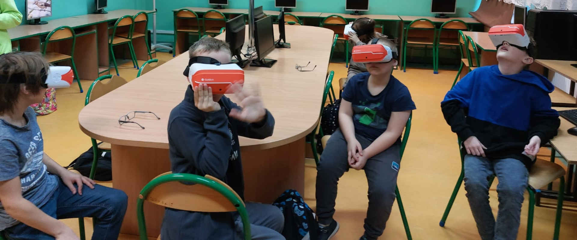 Chłopcy z założonymi okularami VR